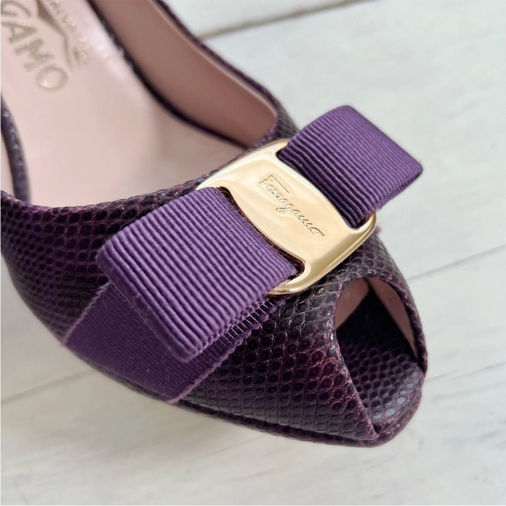 Salvatore Ferragamo Gilia Peep Toe Snake Embossed Bow Heel Size 7 Purple Gold - Picture 2 of 15